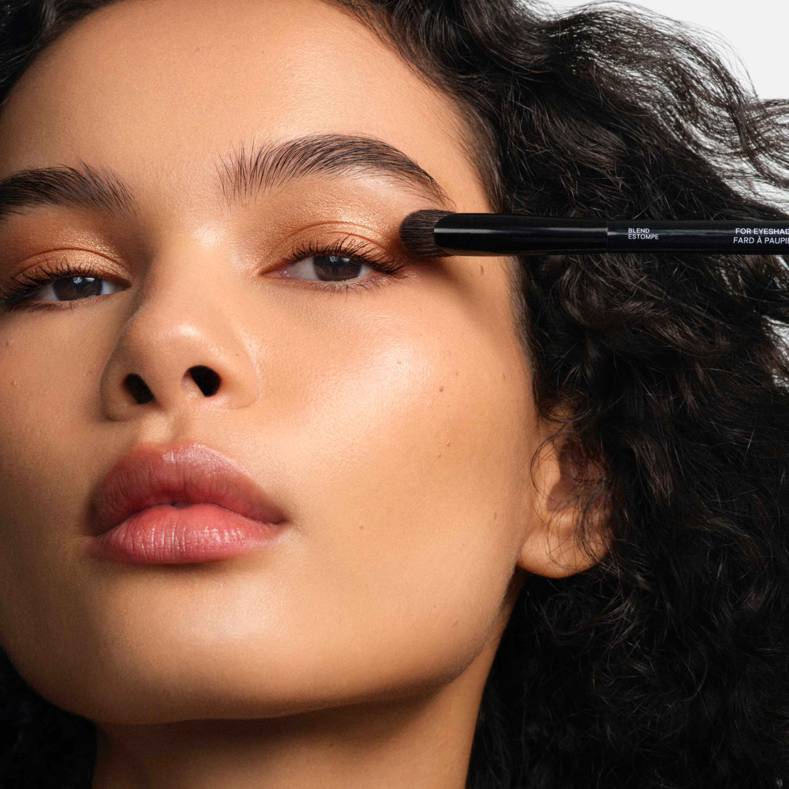 The Double-Ended Eyeshadow Brush - Image 5